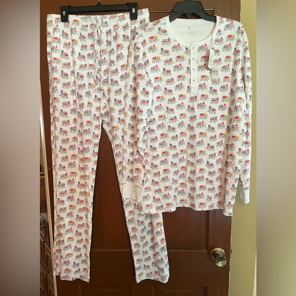 Roller Rabbit
NWTs Christmas Elephant pajamas XL